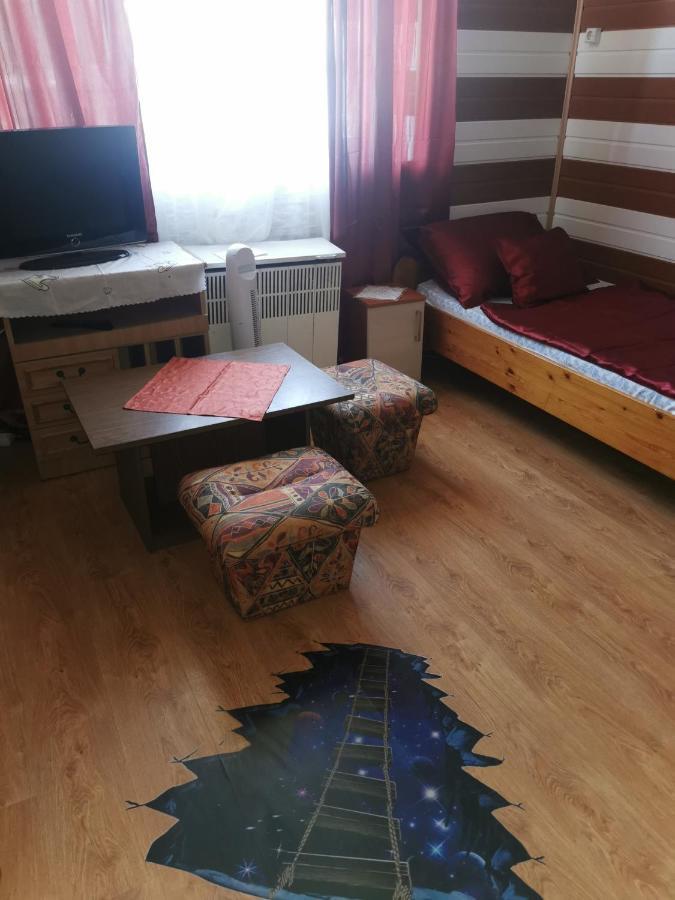 Edit Vendeghaz Tiszaújváros Exterior foto