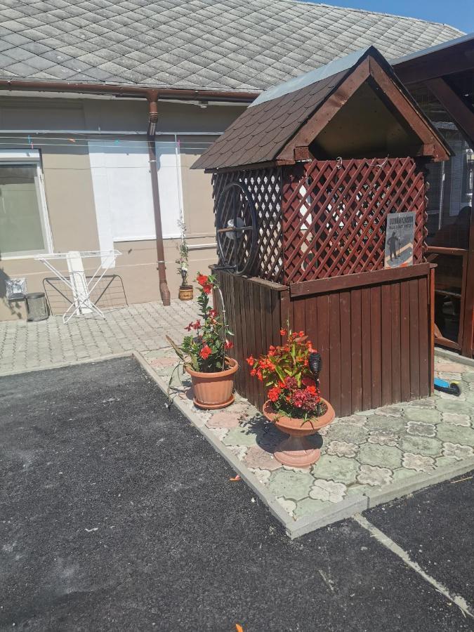 Edit Vendeghaz Tiszaújváros Exterior foto